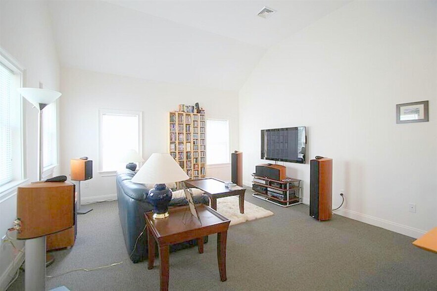 Building Photo - 157 Auburn St