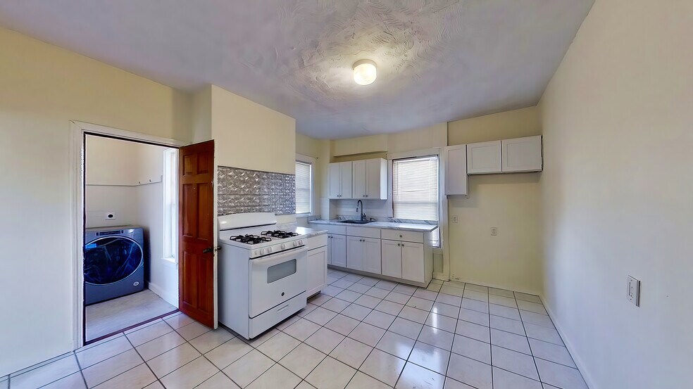 Kitchen - 29 Glenwood Sq