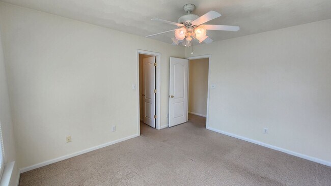 Building Photo - Sawyer Lakes