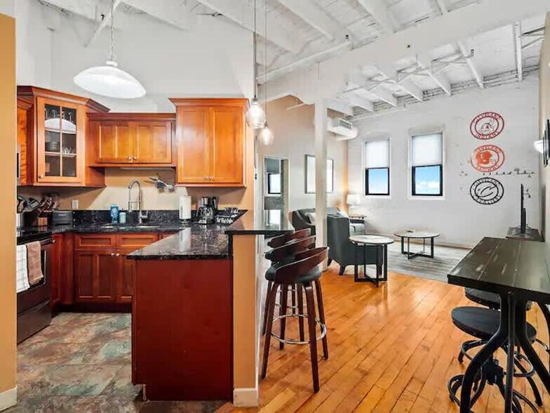 Building Photo - 1133 W 9th St