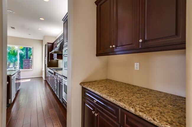 Building Photo - Beautiful 4 bedroom, 4.5 bathroom Home in the Varadero Community