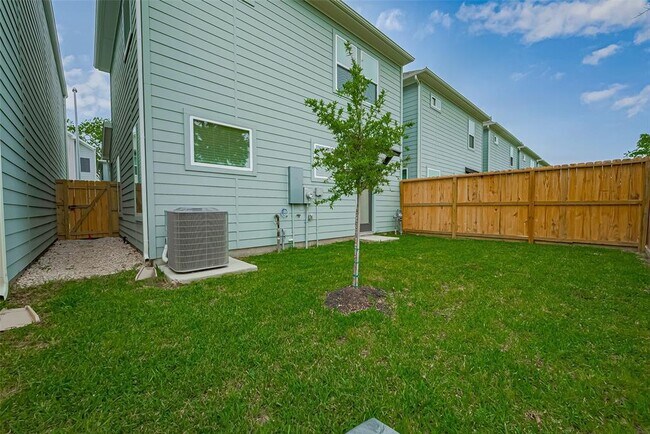 Building Photo - 8108 Esther Acres Ln