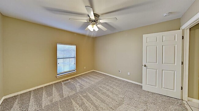 Building Photo - 6808 Sandlewood Dr