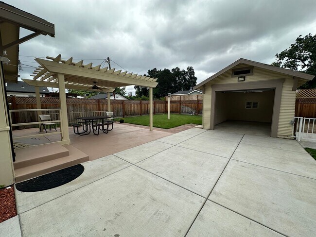 Building Photo - 210 Las Flores Ave