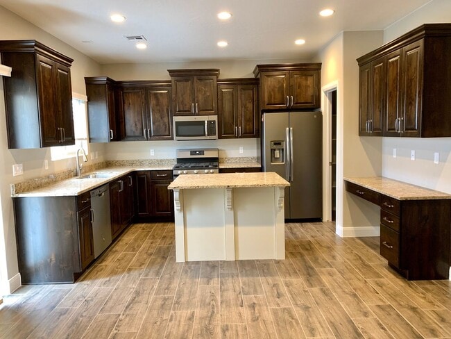 Building Photo - Spacious 3-Bedroom Townhome in Black Hawk ...