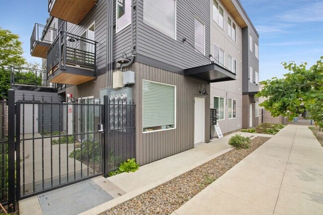 Building Photo - Sunnyside 12 Apartments Available! 1 bed, ...