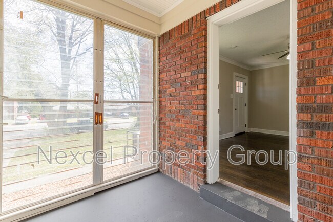 Building Photo - 1055 University St