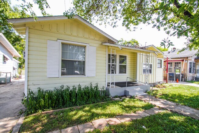 Building Photo - Close to Local Amenities and Downtown