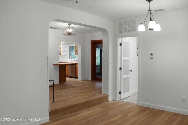 Building Photo - 21 N Fernwood Dr