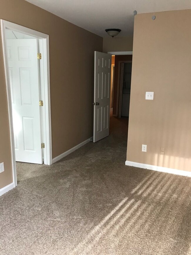 Building Photo - Move in Special $1000 plus Security Deposit