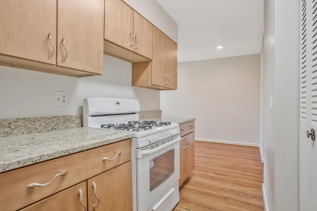 Building Photo - Coming Soon! 2 bedroom condo in Annapolis!