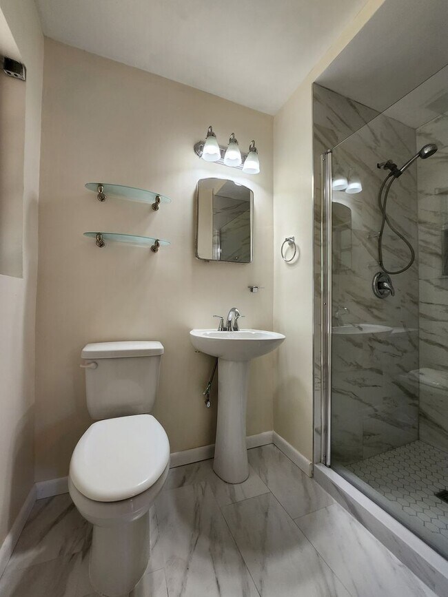 Building Photo - Charming 4 bedroom home for rent close to hospitals with wood floors. Available early August 2026...