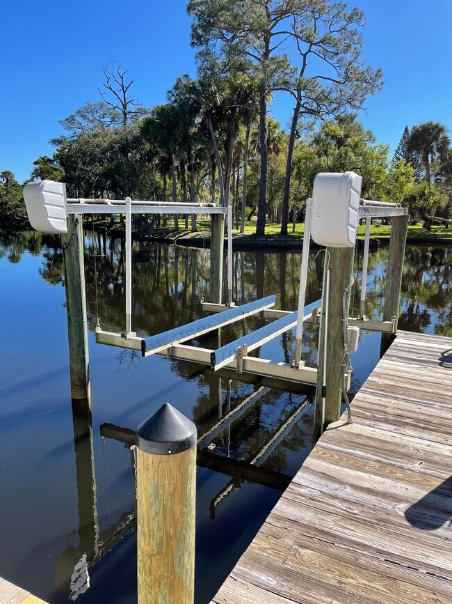 Building Photo - 196 SW Kanner Hwy