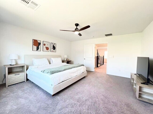 Building Photo - Beautiful 3-story home with 4 bedrooms and 3.5 bathrooms