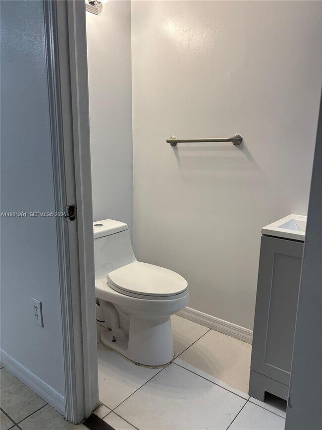 Building Photo - 2907 SE 15th Terrace