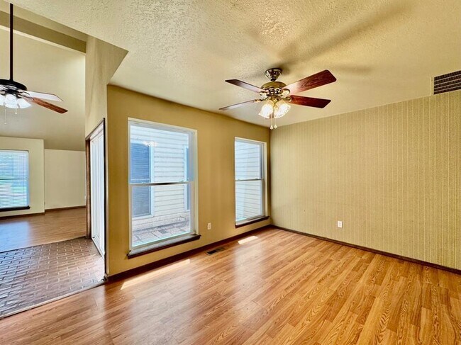 Building Photo - 415 Timberwind Rd