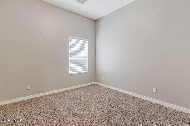Building Photo - 308 S Manzanita Dr