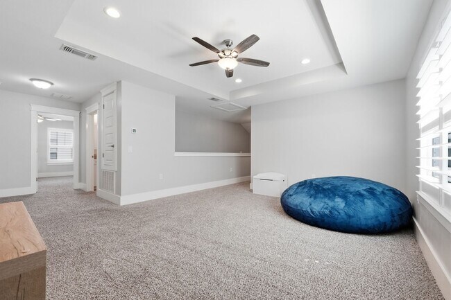 Building Photo - Stunning 4 Bedroom Home with Solar Energy & Private Pool!