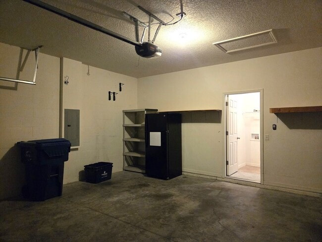 Building Photo - Pet Friendly Home in Southern Ridge