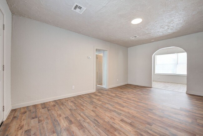 Building Photo - 1426 NE 24th St