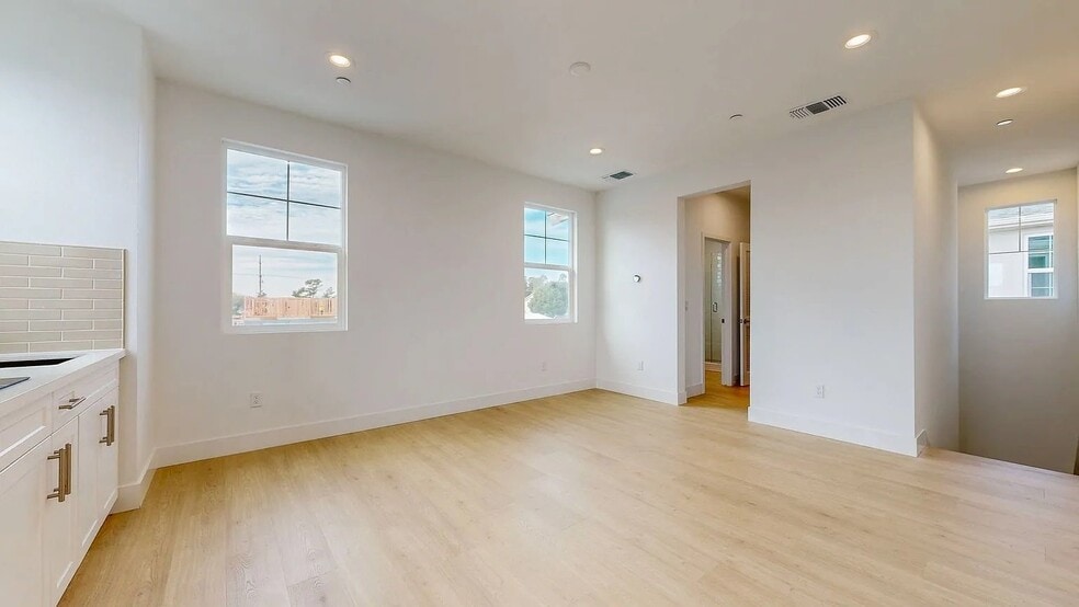 Building Photo - 2782 Sassy St