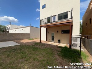 Building Photo - 2615 S Flores St