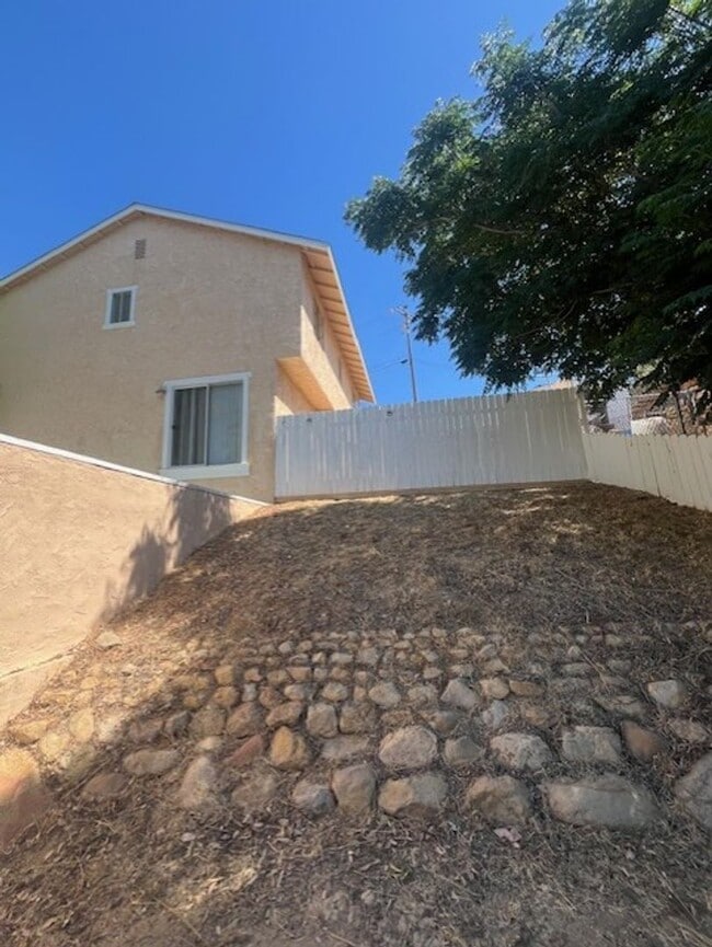 Building Photo - Spacious 4-Bedroom home centrally located ...