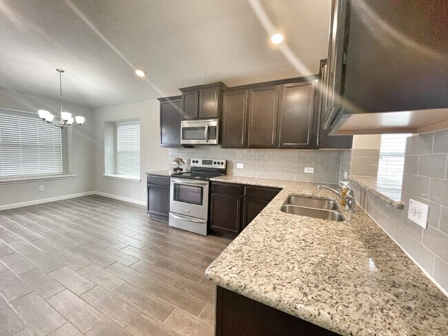 Building Photo - Charming single story 3-bedroom 2-bath hom...