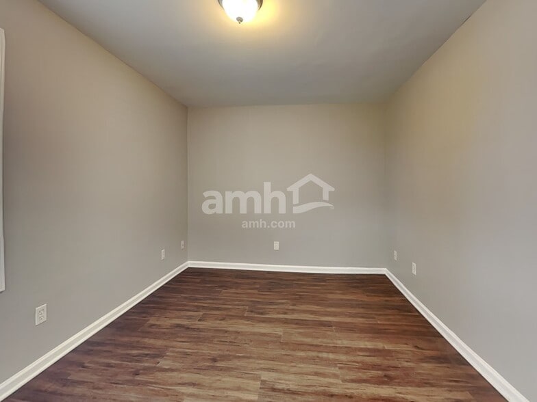 Building Photo - 132 Bush Dr