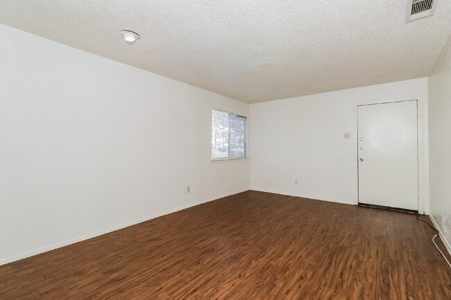 Building Photo - 323 W William Cannon Dr