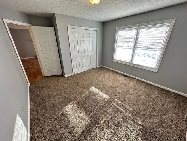 Building Photo - Nice 3 BR, 2 Bath Home! HW & Carpet Floors, Attached Garage, Fenced Backyard, Pets Ok!