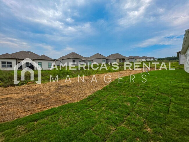 Building Photo - Modern Living in Brookwood Station!