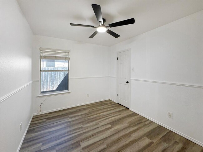 Building Photo - 1901 Holly Springs Dr