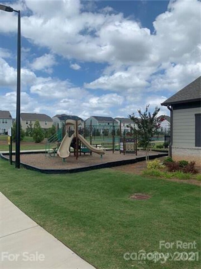 Building Photo - Very New 5 Bedroom 3 full baths in Steele Creek