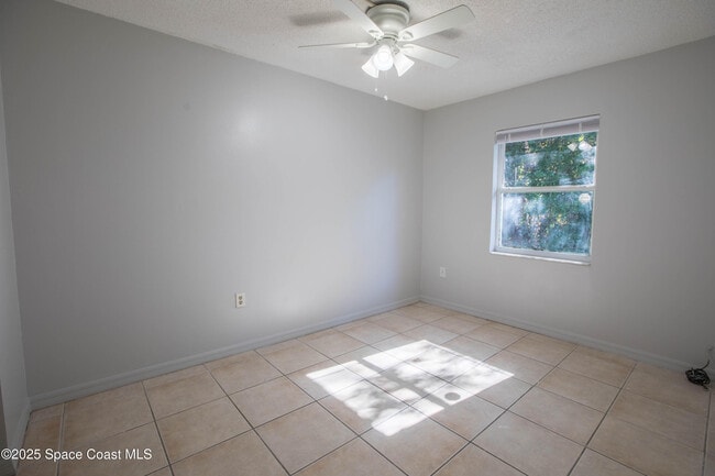 Building Photo - 415 Country Ln Dr