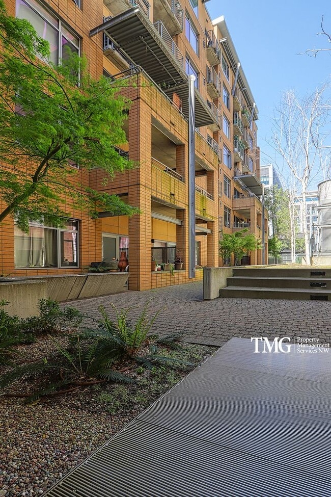 Building Photo - 2 Bed 2 Bath Downtown 3rd Floor Condo Wate...