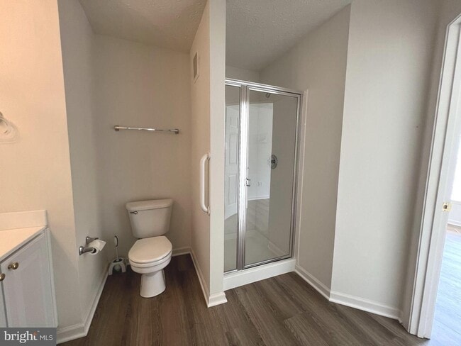 Building Photo - Gorgeous light filled 2 bedroom 2 bath con...