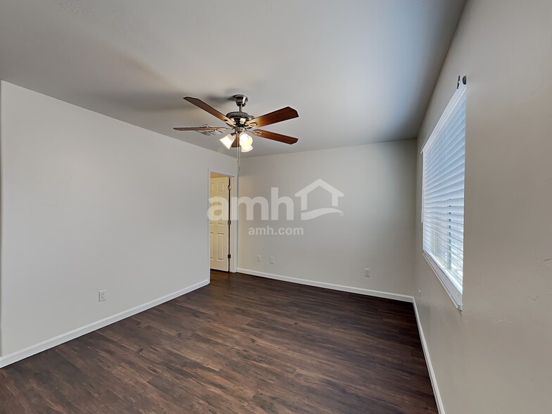 Building Photo - 729 W Firehawk Dr
