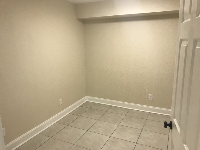 Building Photo - 5 Bedroom Home Close to Downtown