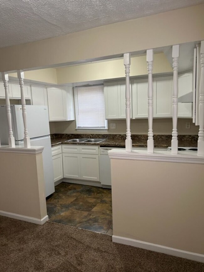 Building Photo - 481 Woodview Dr