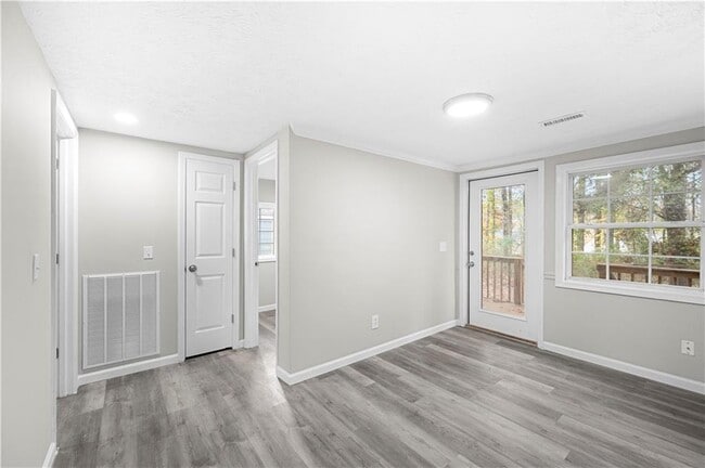Building Photo - 5955 Kemp Dr