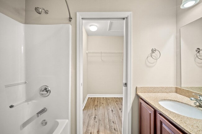 Building Photo - 721 Arbor Lake Dr