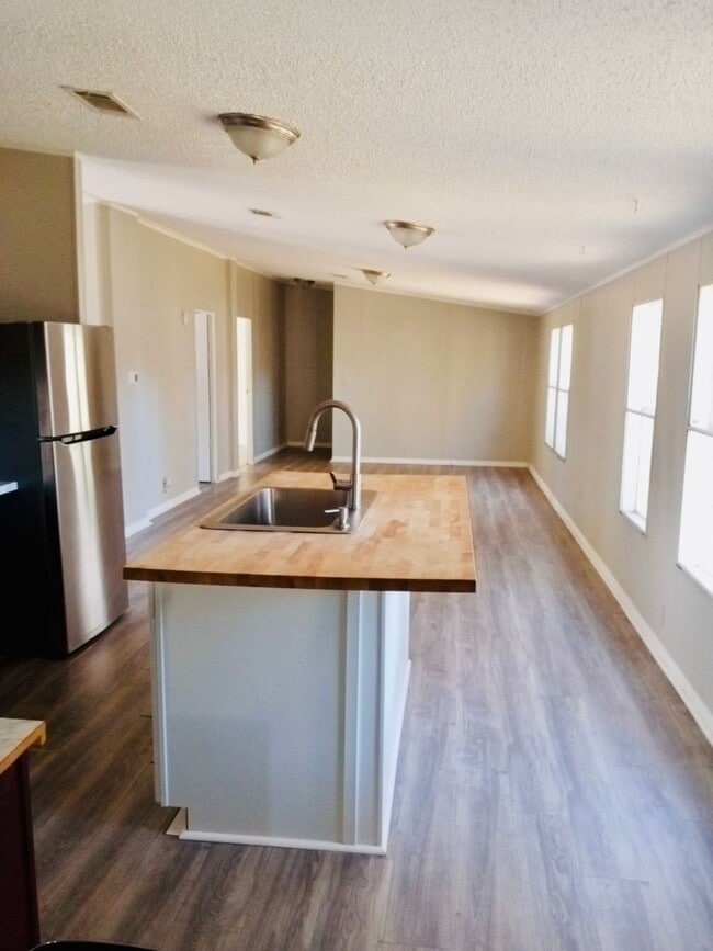 Building Photo - 3 Bed 2 Bathroom Single Family