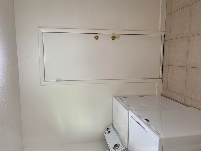 Building Photo - 956 Tulip Ln