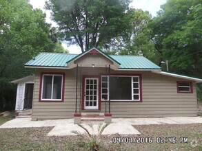 Building Photo - WELCOME HOME!   Cozy Orange City Home on A...