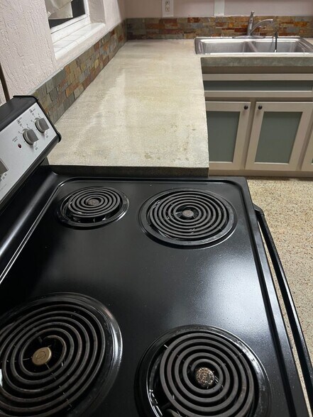 Building Photo - 664 8th St