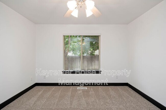 Building Photo - 8333 N Duncan Ln