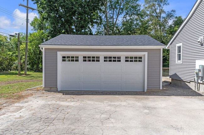 Building Photo - 9045 Hillcrest Dr
