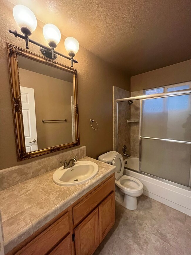 Building Photo - 3bed 2bath available in Rosemont! Pet frie...