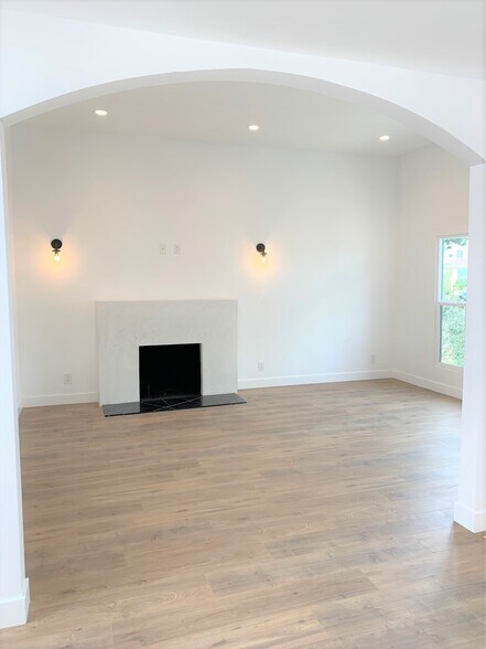 Building Photo - 3424 Edgehill Dr
